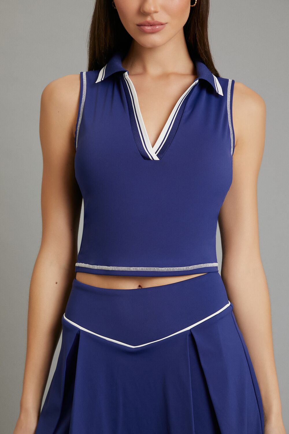 Active Two-Tone Split-Neck Crop Top - Image 4