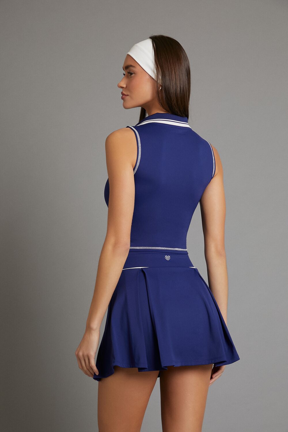 Active Two-Tone Split-Neck Crop Top - Image 5